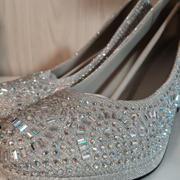 Sparkly silver, high heel pumps, size 9M - Picture 2 of 5